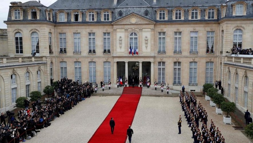 Emmanuel Macron est arrivé dans la cour de l’Elysée à 10 heures, avant de s’entretenir avec François Hollande.