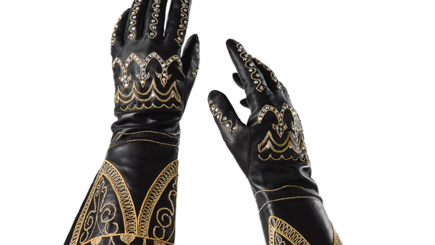 Les gants de La Belle et la Bête exposés définitivement au musée de Millau