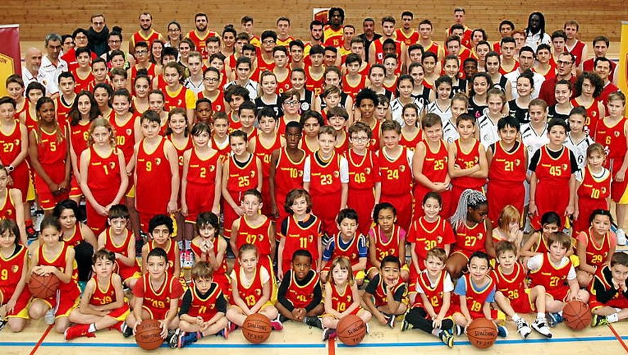 Une majorité des 217 licenciés du Rodez basket Aveyron se sont retrouvés au gymnase Ginette-Mazel pour la première photo de famille du nouveau club  présidé par Xavier Alric.