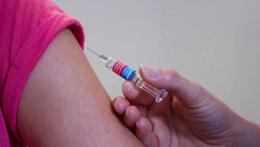 Le vaccin est recommandé dès l’âge d’un an, mais également chez les adultes nés après 1980. 