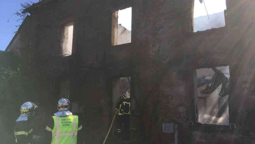 Rodelle : une maison détruite par les flammes, son occupante recherchée par les pompiers