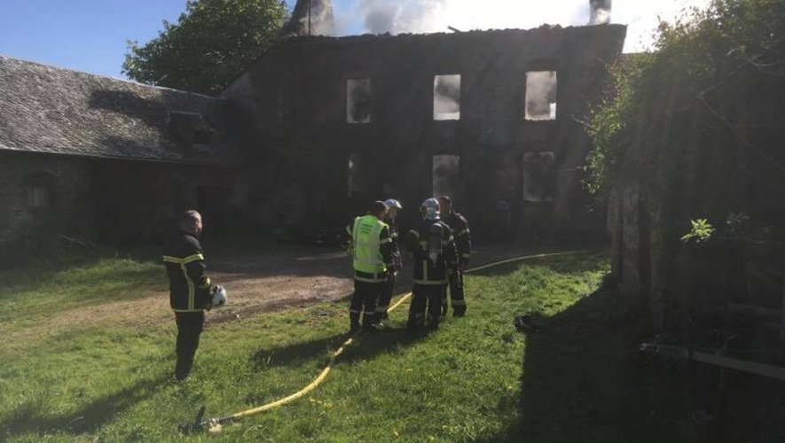 Rodelle : une maison détruite par les flammes, son occupante recherchée par les pompiers