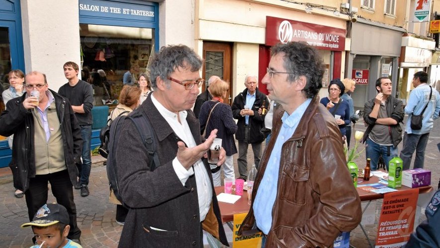 Le candidat Pierre Defontaines (à droite) en pleine discussion lors de l’inauguration du local de campagne de La France insoumise.