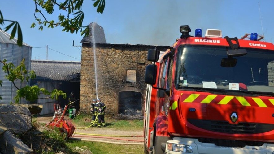 Salles-la-Source : un bâtiment agricole prend feu à quelques centaines de mètres de l’aéroport