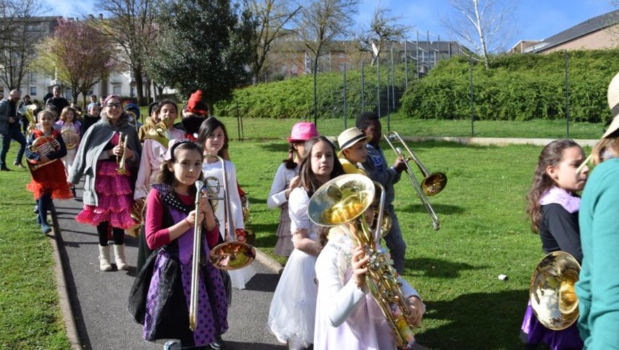 Les enfants de l’école Ramadier défilent en musique pour le carnaval