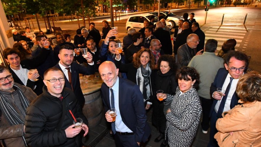 Les sympathisants, dont certains fortement pressentis pour porter la candidature « La République en marche », fêtent la victoire le soir du second tour de la présidentielle à Rodez.