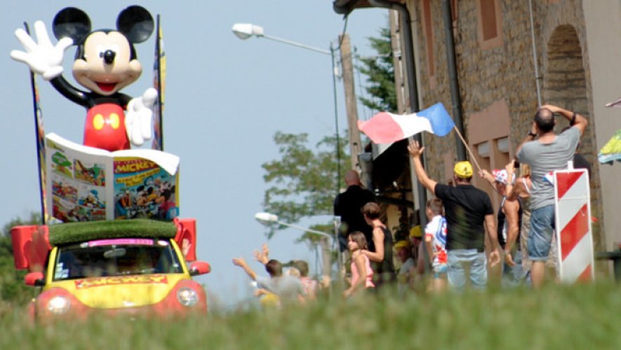Caravane publicitaire du Tour de France : qui distribue quoi ?
