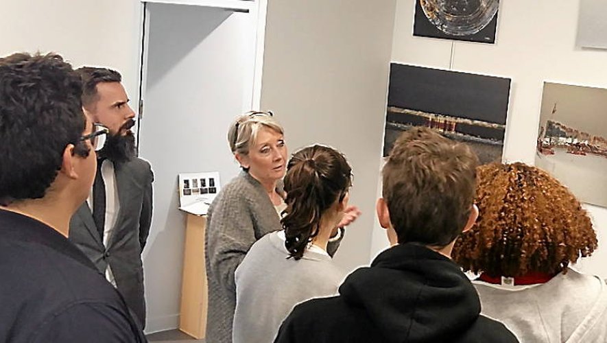 Sous le regard du principal, Christophe Lauras, Cécile Zygalski dévoile sa technique aux collégiens.
