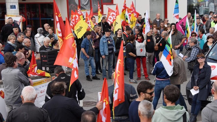 Les opposants à la réforme s’étaient rassemblés devant le siège du Medef à Rodez.