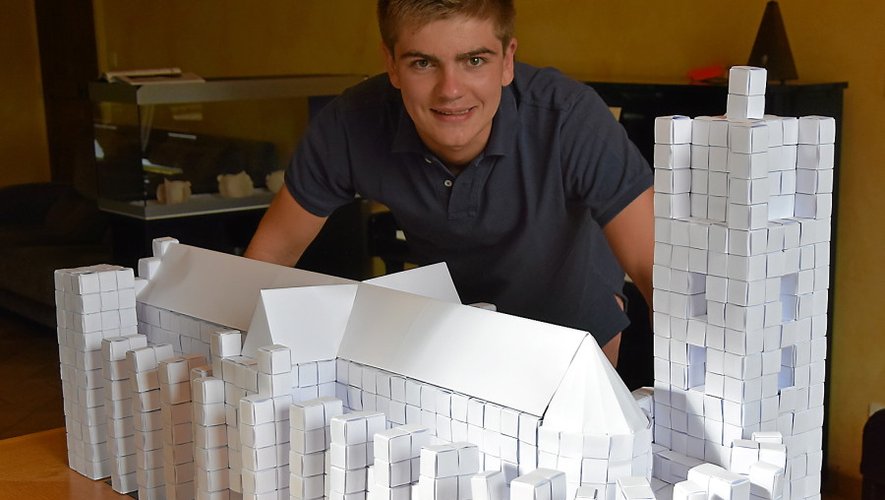 Un lycéen a reproduit la cathédrale de Rodez en origami !