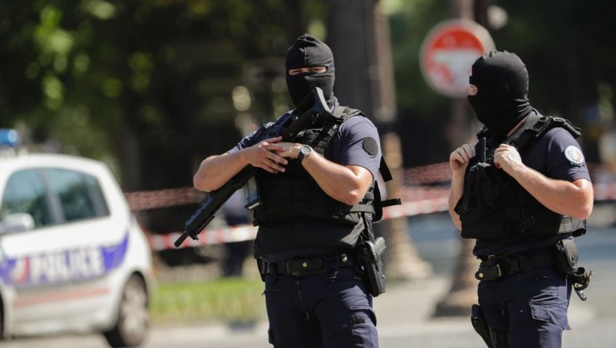 Paris : un homme percute un fourgon de gendarmerie sur les Champs-Élysées