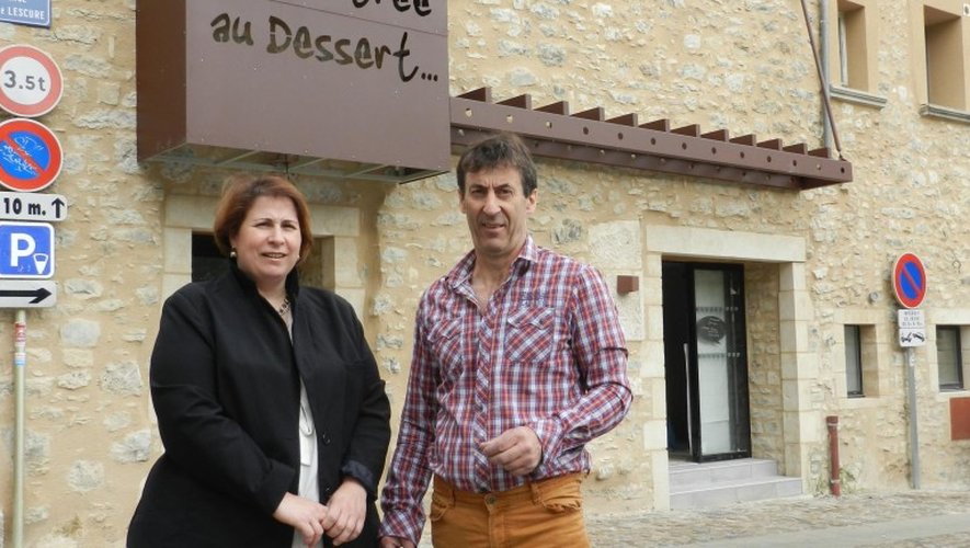 Brigitte et Franck Bach devant leur nouveau magasin « De l’entrée au dessert ».