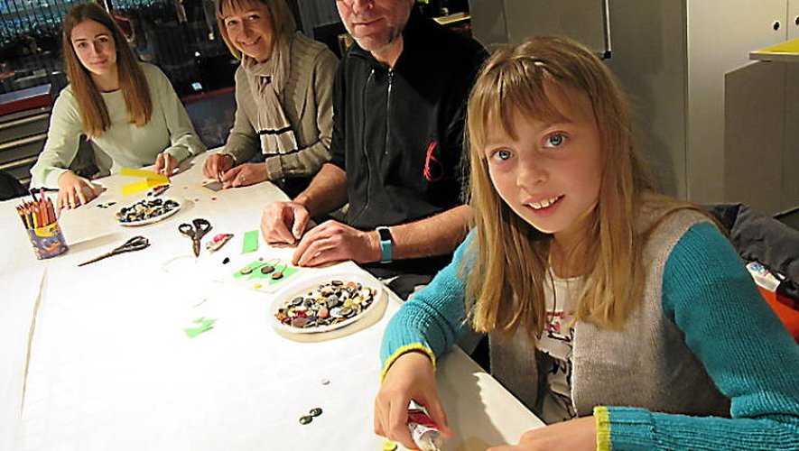 Parents et enfants ont partagé cette activité créative proposée par le musée Soulages.