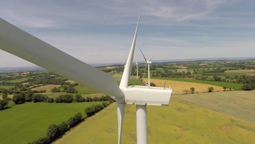 Il y a actuellement 56 éoliennes en service dans le Sud-Aveyron (plus les six de Lapanouse-de-Cernon qui seront raccordées dans les semaines qui viennent). (Upside Drone)