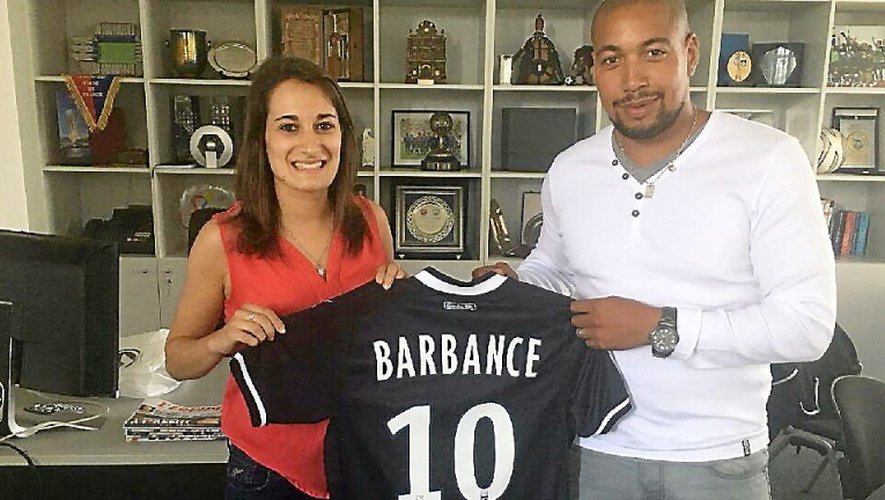 Accompagnée par son agent William Moukagny, Solène Barbance a signé hier aux Girondins de Bordeaux.      DR