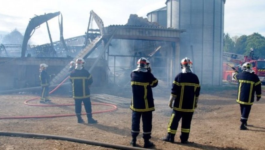 Deux hangars ont été ravagés par les flammes.