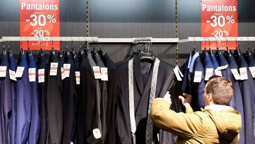 Des vêtements à prix réduits le 2 janvier 2017 dans un magasin à Talange