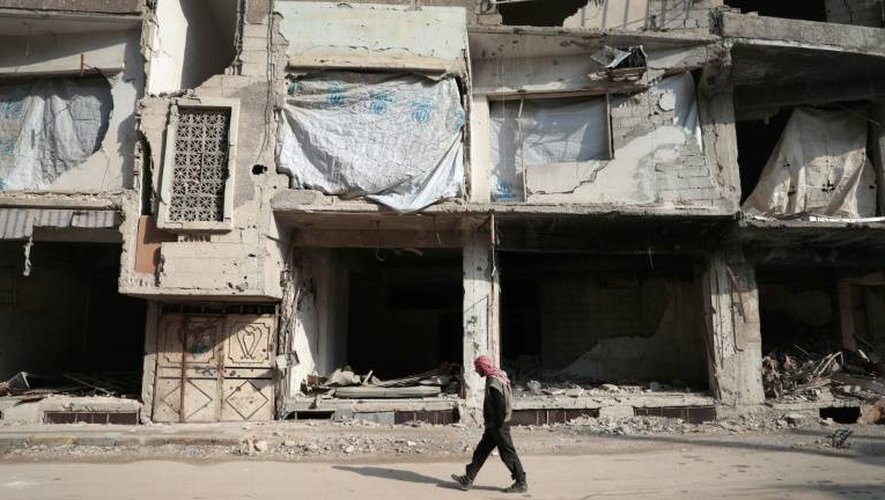 Un immeuble détruit dans le quartier de Douma, contrôlé par les rebelles à l'est de Damas, le 30 décembre 2016