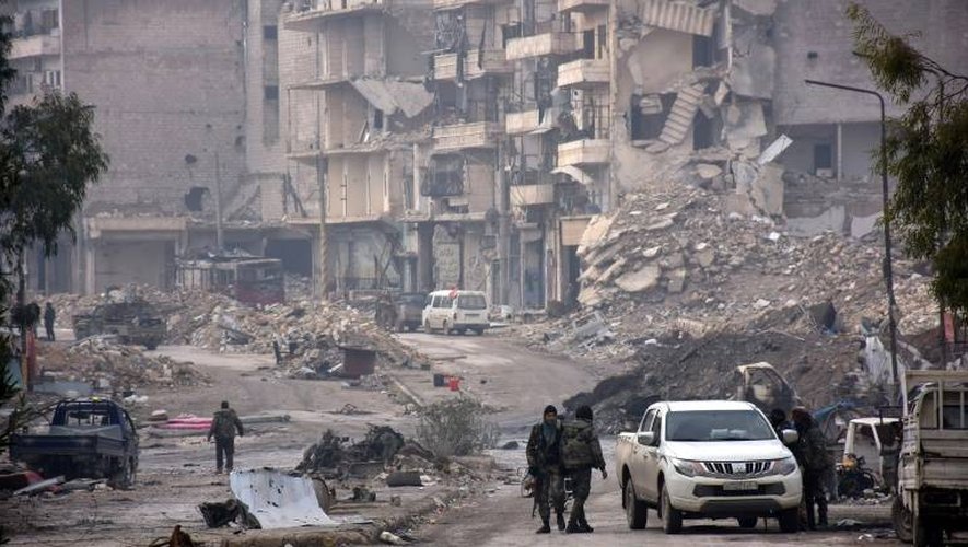 Des soldats du régime syrien dans le quartier de Soukkari à Alep, le 23 décembre 2016
