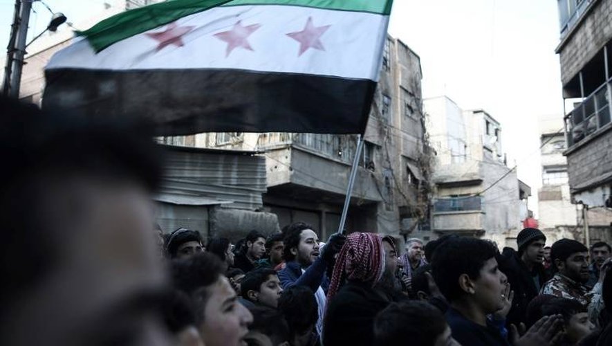 Des syriens manifestent contre le régime à Saqba, dans la banlieue est de Damas, le 30 décembre 2016, premier jour d'une trêve nationale