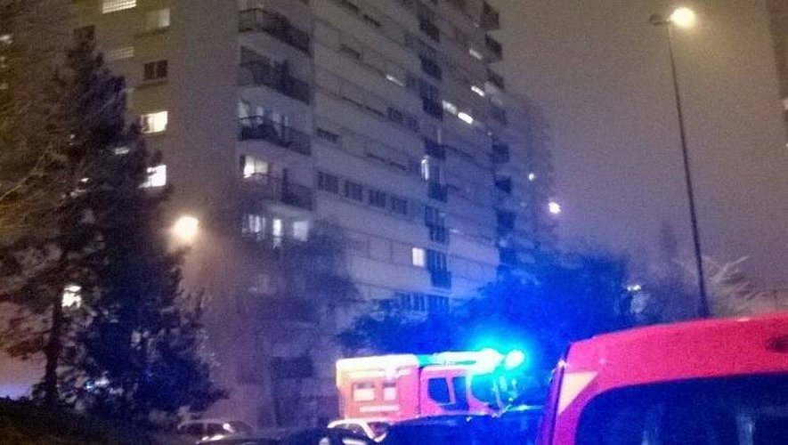 Un camion de pompiers devant l'immeuble où un incendie mortel s'est déclaré, le 31 décembre 2016 à Fontenay-sous-Bois, près de Paris