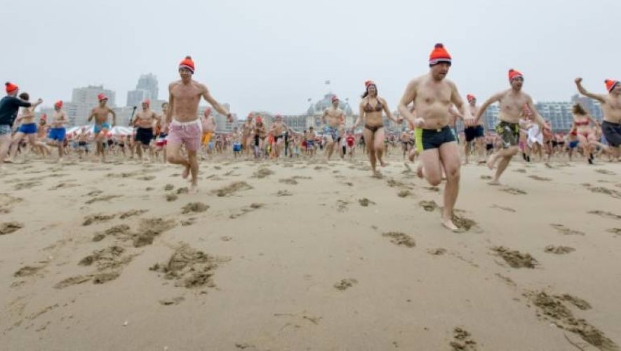 Des hollandais courent vers la mer du Nord, lors du traditionnel bain du Nouvel An à Scheveningen