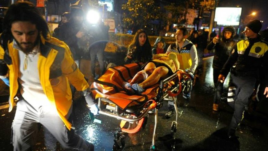 Les premiers secours évacuent une femme blessée lors de l'attentat de la discothèque Reina le 1er janvier 2017 à Istanbul
