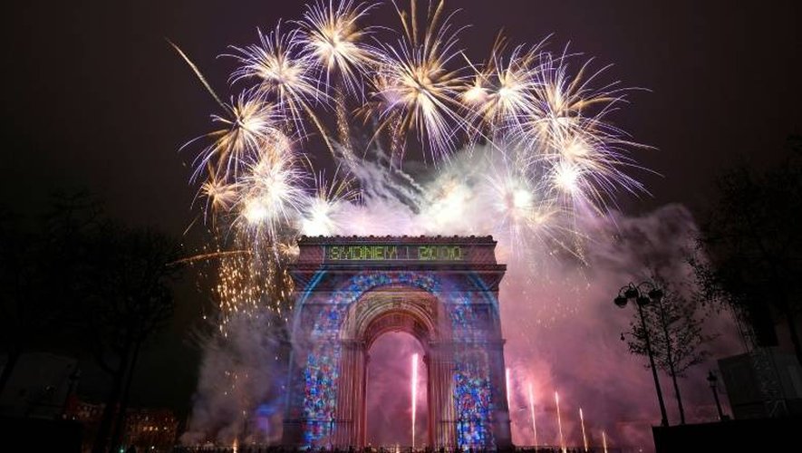 Des feux d'artifices explosent au-dessus de L'Arc de Triomphe à Paris lors des celébrations du Nouvel An, le 1er janvier 2017