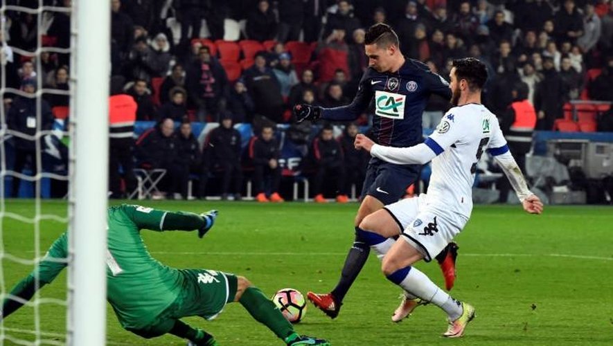 Le milieu du PSG Julian Draxler (c) inscrit un but face à Bastia en Coupe de France au Parc des Princes, le 7 janvier 2017