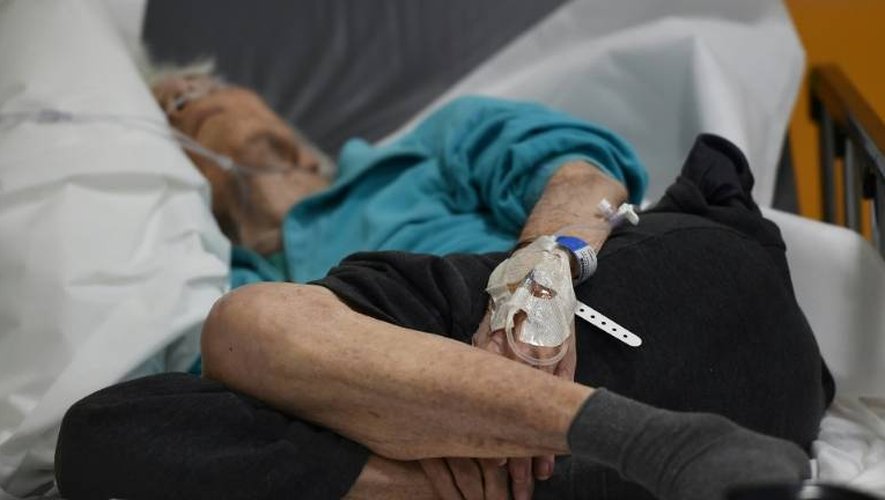 Un patient âgé aux urgences de l'hôpital de la Timone, le 11 janvier 2017 à Marseille