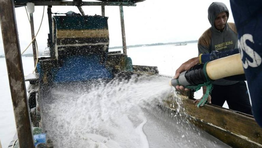 Un tiers de l'étain dans le monde provient de l'archipel à l'est de Sumatra, en Indonésie, des mineurs illégaux à l'oeuvre à Sungai Liat, le 10 novembre 2016
