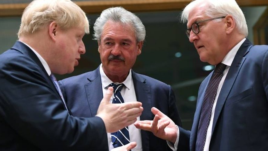 Les ministres des Affaires étrangères britannique Boris Johnson, luxembourgeois, Jean Asselborn, et allemand, Frank-Walter Steinmeier, le 16 janvier 2017 à Bruxelles