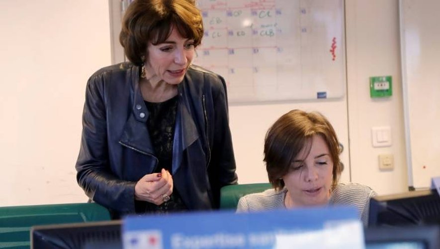La ministre de la Santé Marisol Touraine (g) au centre de régulation et d'urgence à Paris, le 11 janvier 2017