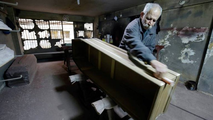 A Tripoli au Liban, le dernier fabricant de cercueil artisanal de la ville, Michel Homsi, en plein travail, le 21 décembre 2016