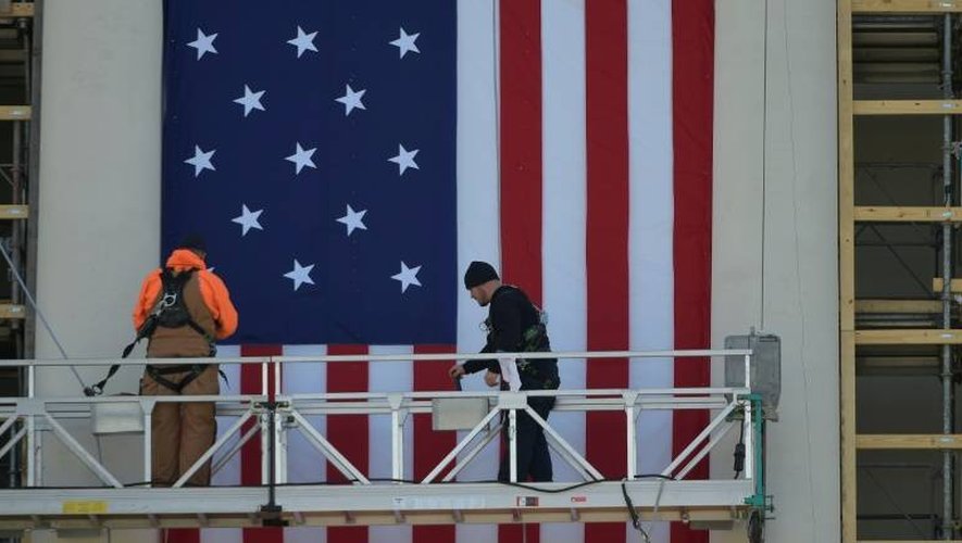 Des ouvriers installent un gigantesque drapeau américain au Capitol, à Washington, le 15 janvier 2017.