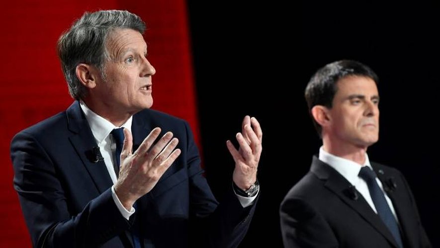 Vincent Peillon (G) et Manuel Valls lors du deuxième débat télévisé de la primaire du PS et de ses alliés, le 15 janvier 2017, à Paris.