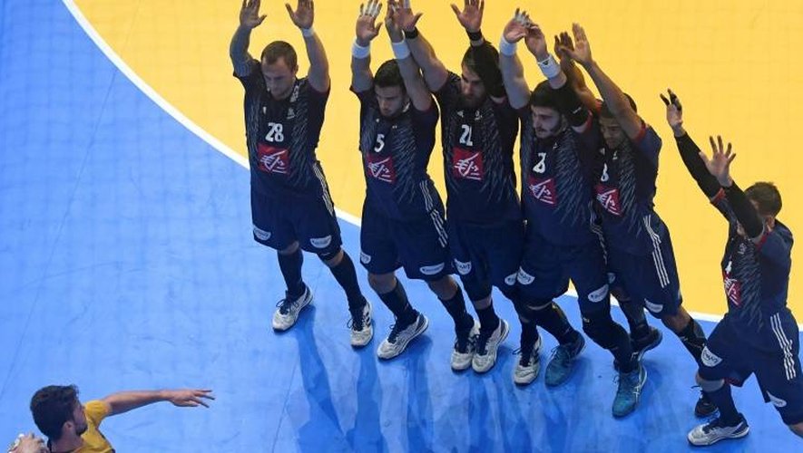 Les Bleus en position de défense face à un tir brésilien au Mondial de handball, le 11 janvier 2017 à Paris