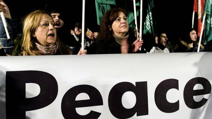Des Chypriotes grecs et turcs manifestent pour la paix à Nicosie le 10 janvier 2017