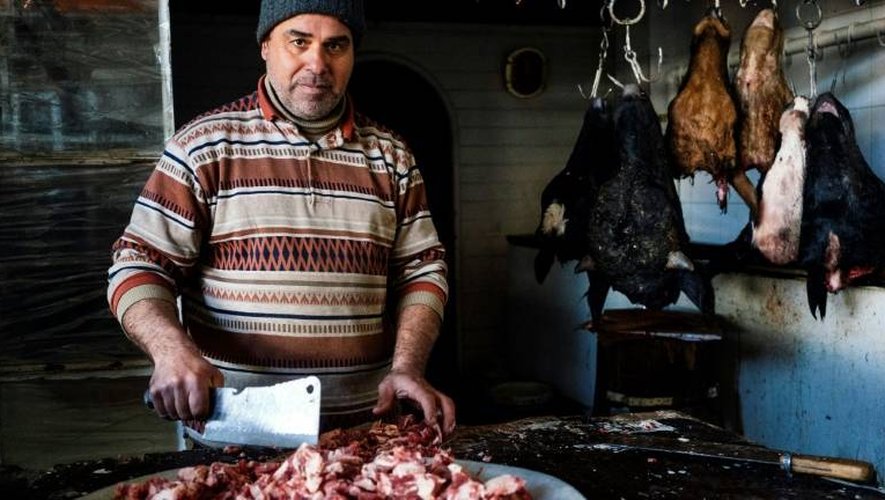 Un boucher à l'oeuvre dans un marché de Mossoul, en Irak, le 11 janvier 2016