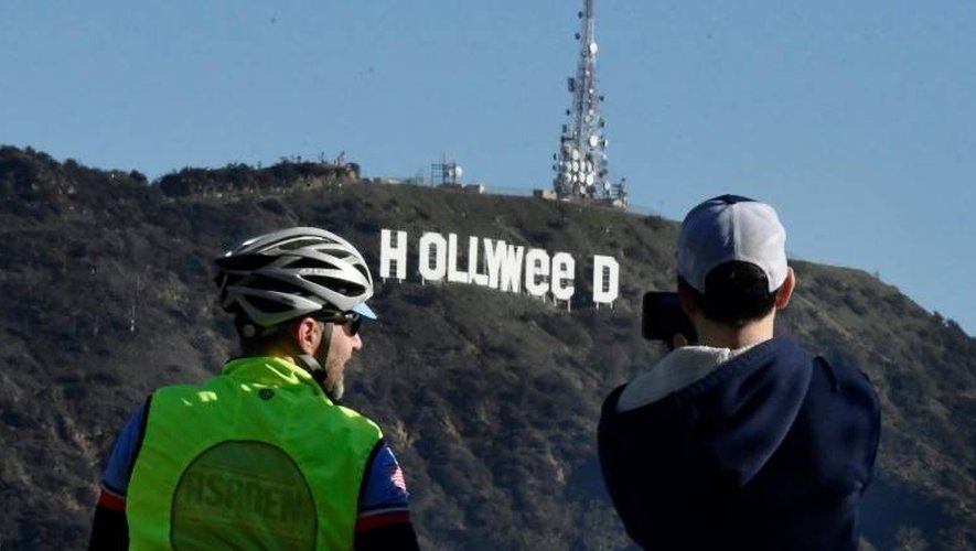 Les célèbres neuf lettres géantes blanches formant le mot "HOLLYWOOD" sur les hauteurs de Los Angeles détournées en "HOLLYWeeD" ("Weed" en anglais désigne la "marijuana", l'"herbe" ou encore le "cannabis"), le 1er janvier 2017