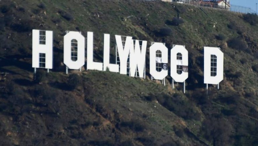 Les célèbres neuf lettres géantes blanches formant le mot "HOLLYWOOD" sur les hauteurs de Los Angeles été détournées en "HOLLYWeeD" ("Weed" en anglais désigne la "marijuana", l'"herbe" ou encore le "cannabis"), le 1er janvier 2017