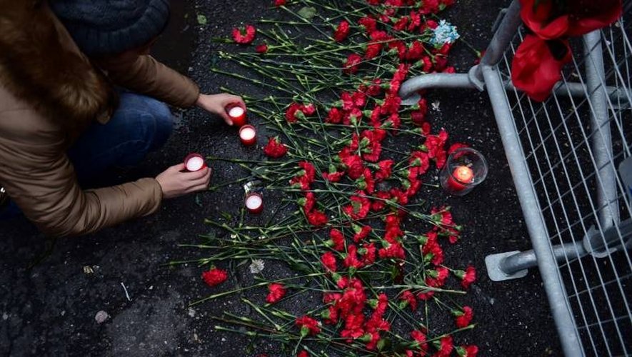 Des fleurs déposées devant la boîte de nuit Reina théâtre d'une attaque meurtrière, le 1er janvier 2017 à Istanbul