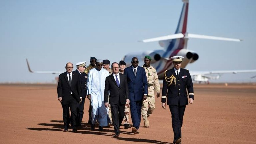 François Hollande (C), le Premier ministre malien Modibo Keita (3e D), le ministre français de la Défense Jean-Yves Le Drian (G), le 13 janvier 2017 lors de la visite aux troupes de l'opération antiterroriste Barkhane à Gao, dans le nord du Mali