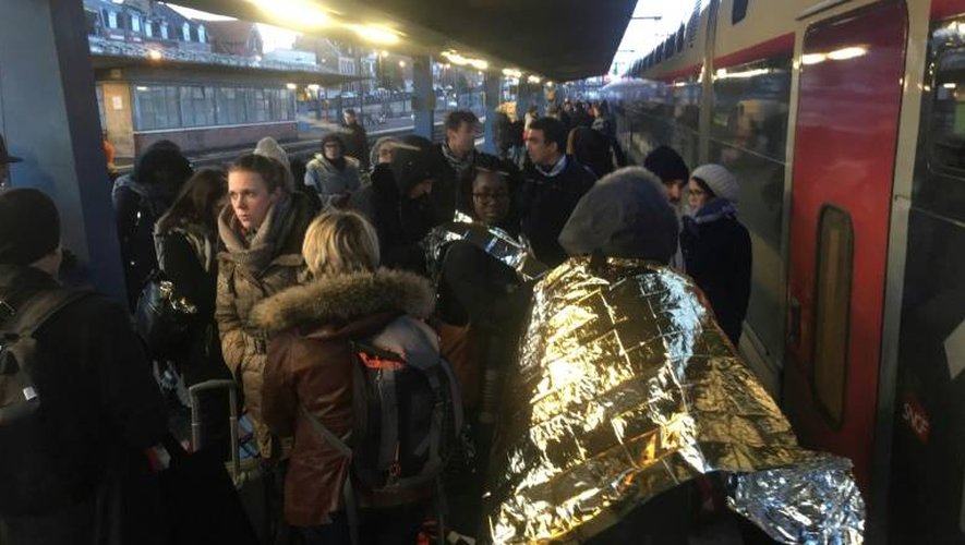Des voyageurs bloqués le 13 janvier 2017 à la gare d'Arras, en raison de la tempête