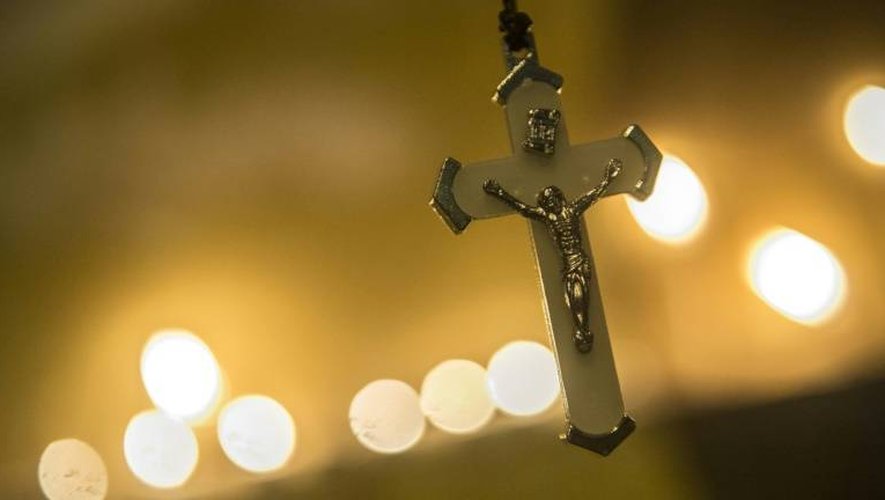 Un Christ en croix le 17 décembre 2016 pendant une veillée de prière dans l'église copte Saint-Pierre et Saint-Paul au Caire, à la mémoire des 28 personnes tuées quelques jours plus tôt dans un attentat