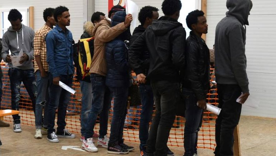 Des migrants attendent de se faire enregistrer dans un centre pour demandeurs d'asile, le 15 novembre 2016 à Erding, près de Munich,en Allemagne