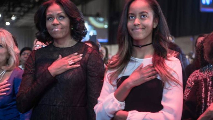 Michelle et Malia, l'épouse et la fille aînée de Barack Obama, lors de son discours d'adieu le 10 janvier 2017 à Chicago