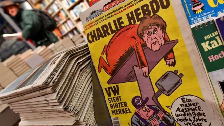 Premier numéro de la version allemande de Charlie Hebdo chez un marchand de journaux à Berlin le 1er décembre 2016