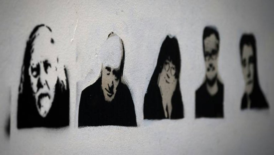 Dessins au pochoir sur un mur de Paris de l'artiste français Rob.Ink de quelques unes des victimes de l'attentat de Charlie Hebdo le 7 janvier 2015 (de g. à d.): Honoré, Georges Wolinski, Cabu, Charb et Tignous