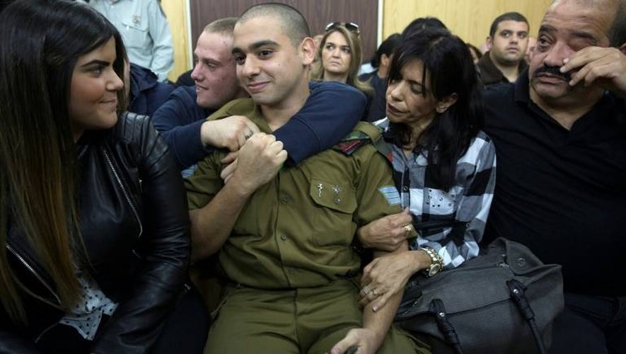 Elor Azaria (c), avec ses proches au tribunal militaire de Tel Aviv, dans l'attente de son jugement le 4 janvier 2017